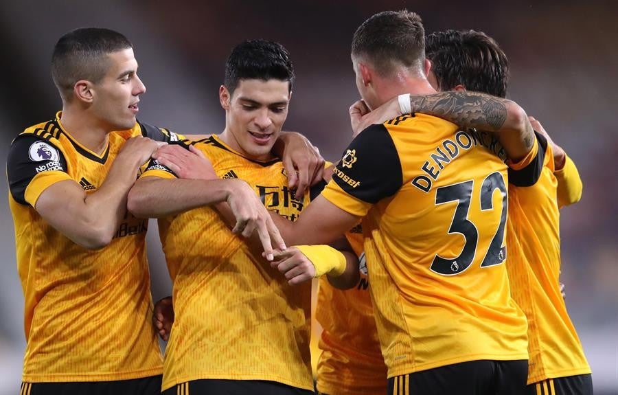 Jiménez y sus compañeros celebran gol vs Newcastle