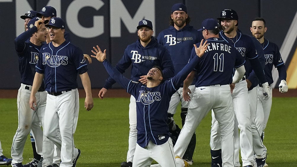 Jugadores de los Rays festejan la victoria