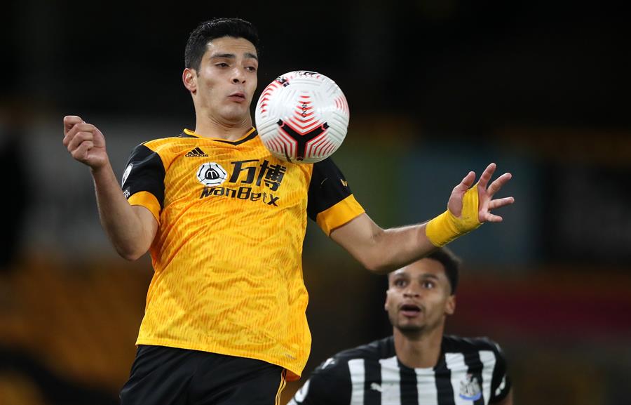 Raúl Jiménez en partido con Wolves