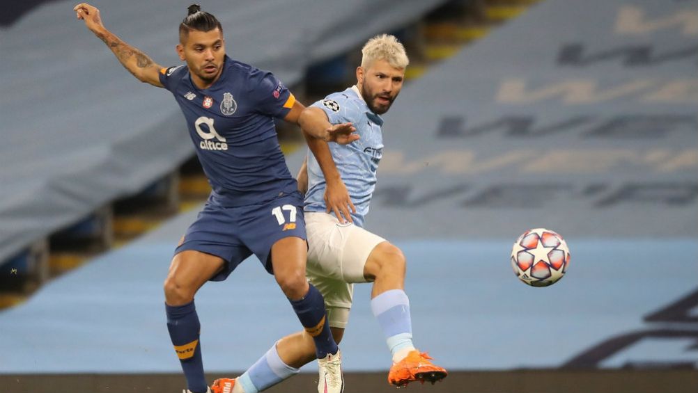 Tecatito Corona en acción ante Manchester City