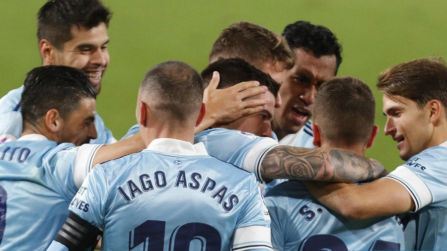 Néstor Araujo y sus compañeros celebran el gol de Sergio Carreira 