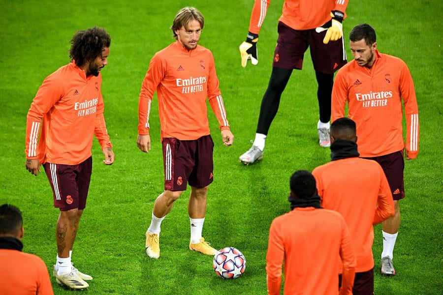 Hazard en calentamiento con el equipo merengue