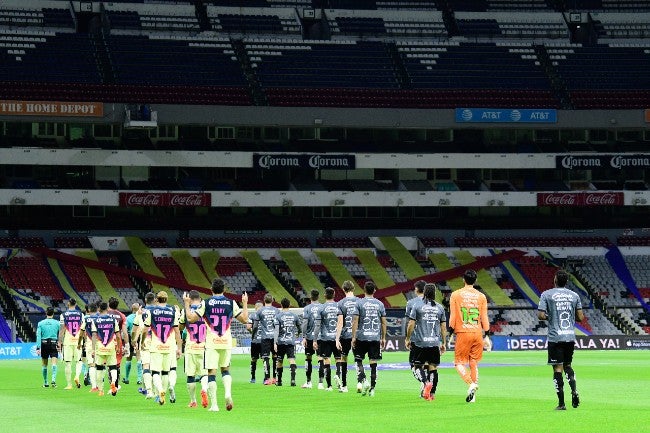 Jugadores de América y Atlas entran juntos al campo