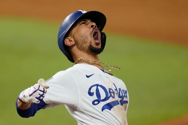 Betts celebra su home run