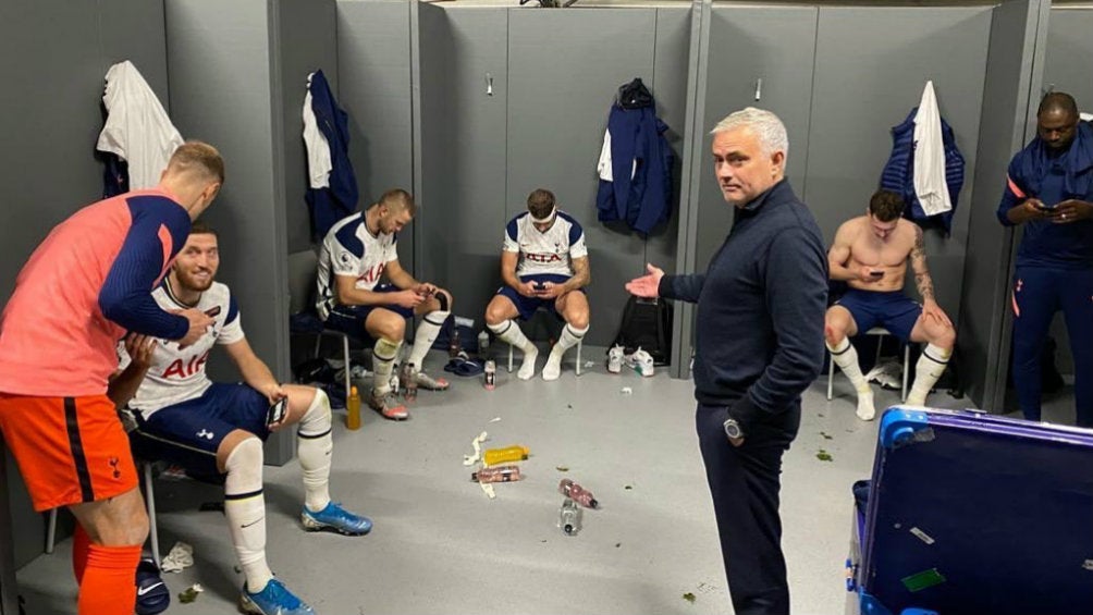 Mourinho en vestidor con sus jugadores