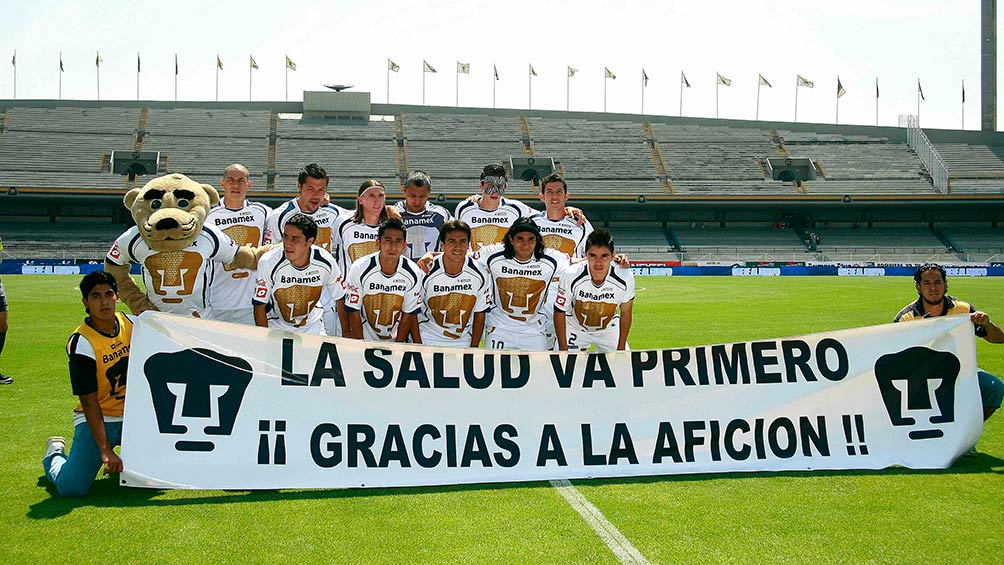 Jugadores de Pumas muestran una manta antes del partido vs Chivas