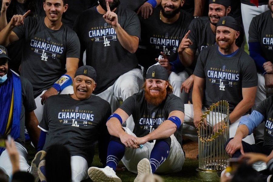 Justin Turner celebrando el campeonato de los Dodgers sin cubrebocas