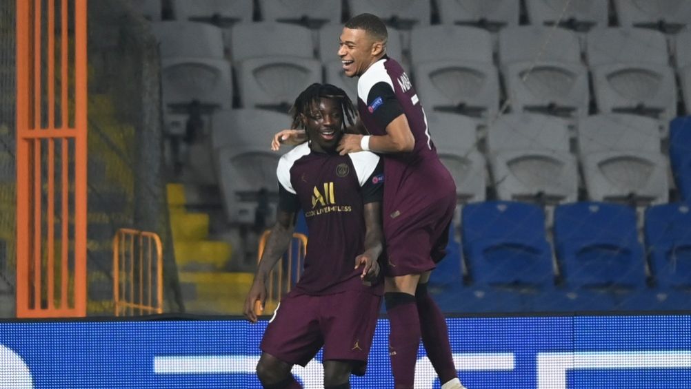 Mbappé con Kean celebrando el gol del Paris Saint-Germain