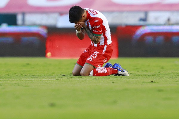 Claudio Baeza se lamenta tras una falla con Necaxa