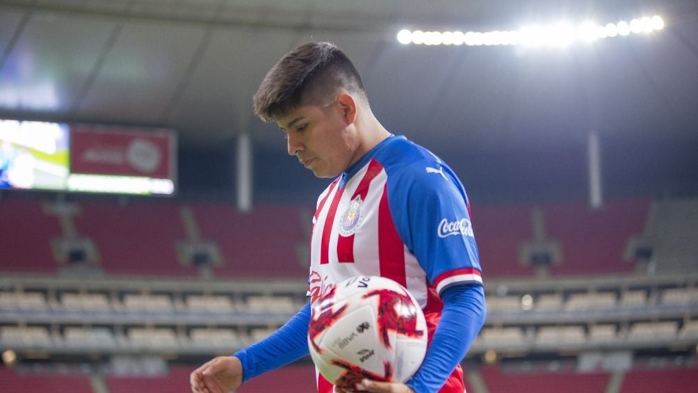 Chofis López durante un partido con Chivas 