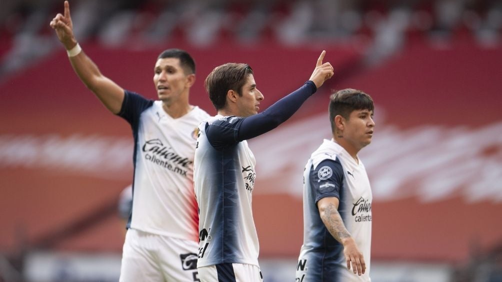 Jesús Molina, Isaac Brizuela y Eduardo López en un partido con Chivas 