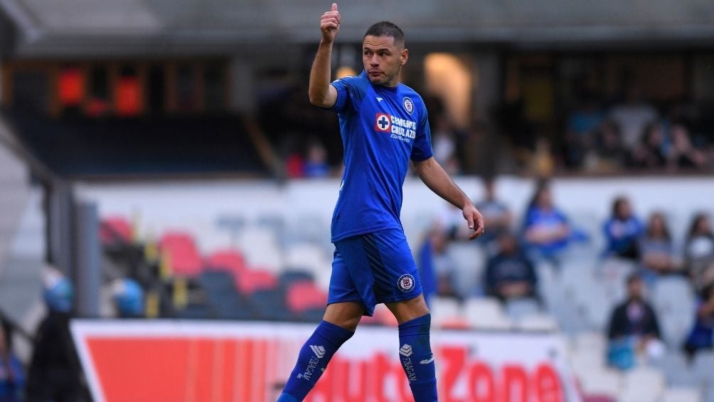 Pablo Aguilar en un partido con Cruz Azul 