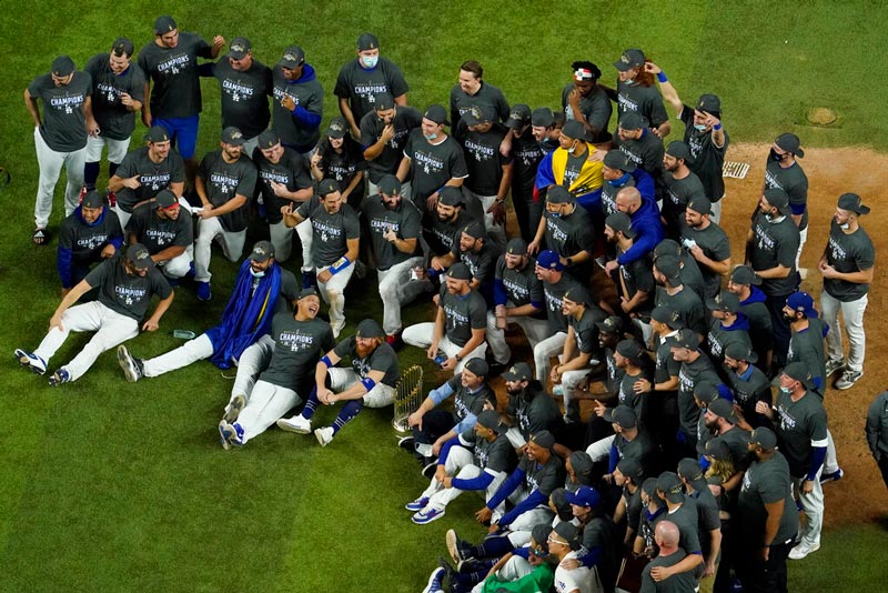 Los jugadores de los Dodgers celebran el título