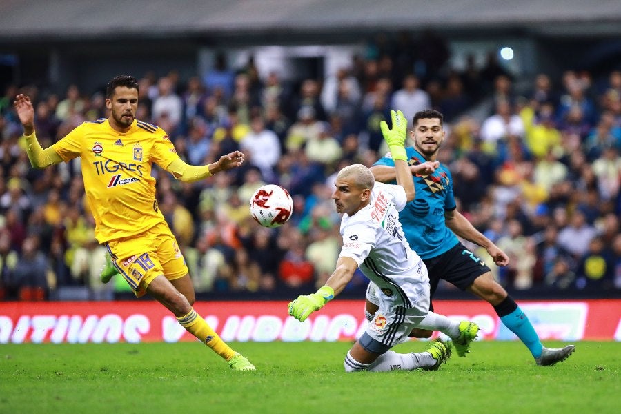 Nahuel Guzmán en un partido con Tigres ante el América