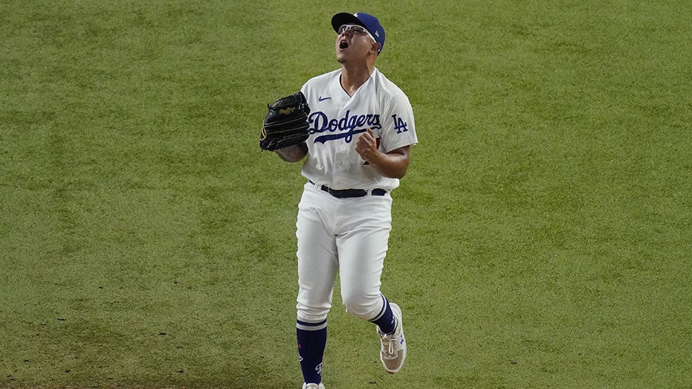 Julio Urías festeja en en juego de Dodgers 