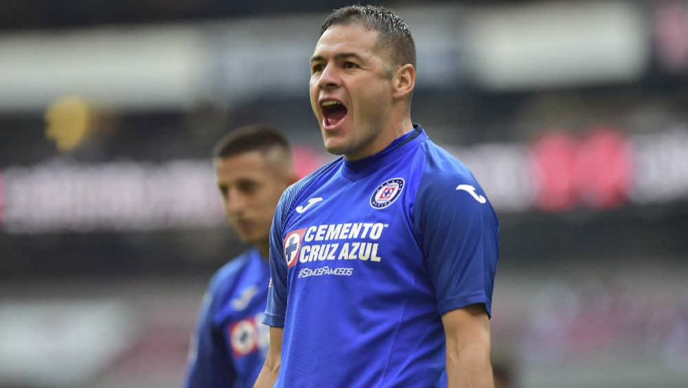 Pablo Aguilar, zaguero de Cruz Azul, en festejo