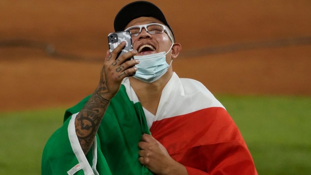 Julio Urías celebrando después de ganar la Serie Mundial