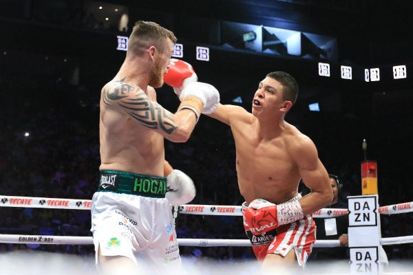 Jaime Munguia en acción ante Dennis Hogan