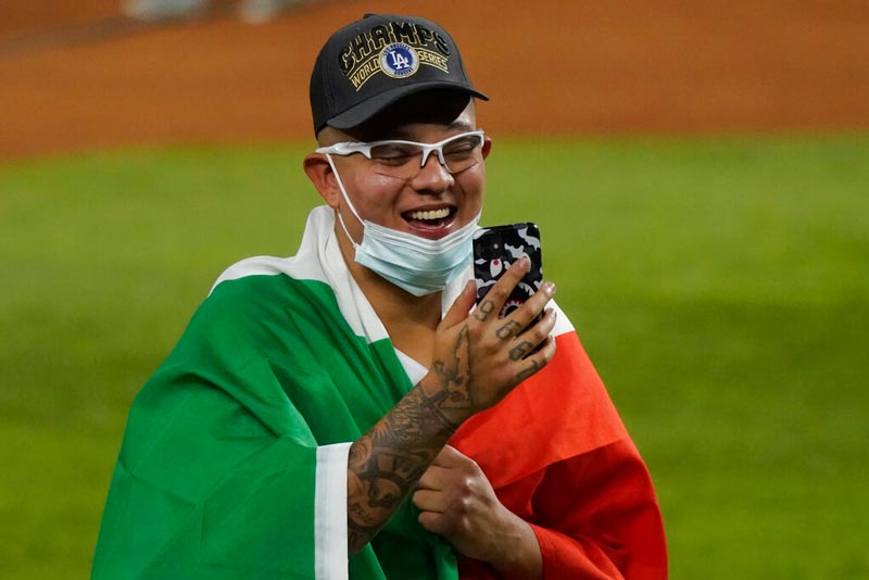 El mexicano celebrando el triunfo en la Serie Mundial