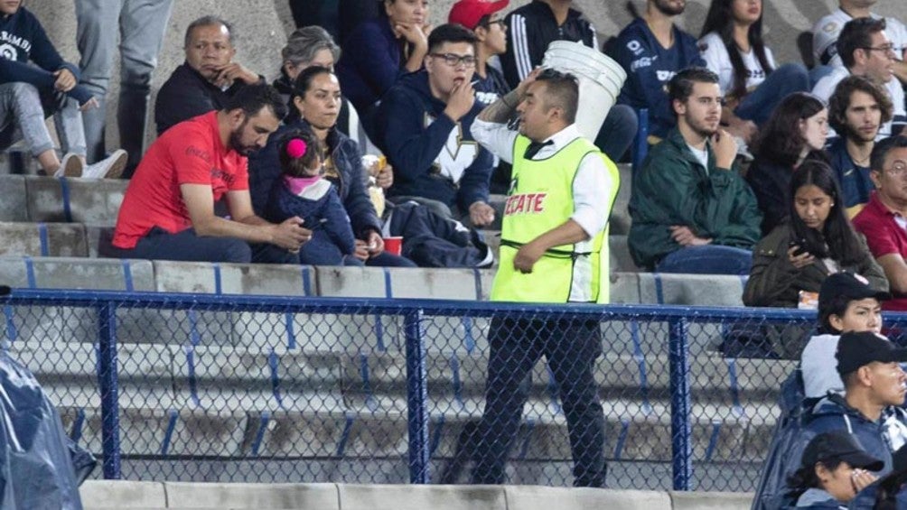 Vendedor de cerveza en el Olímpico Universitario