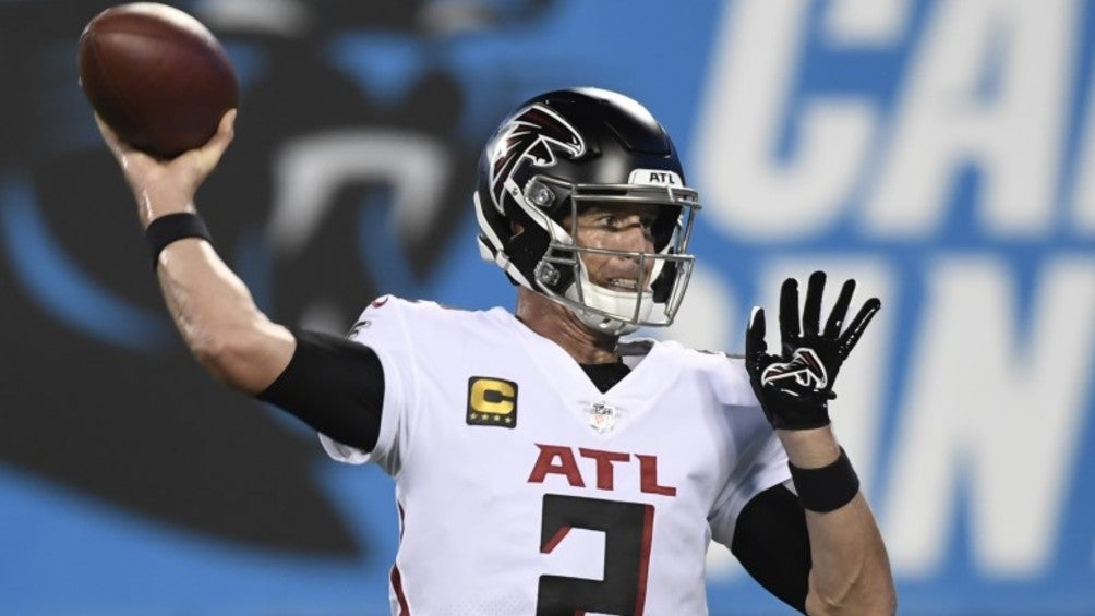 Matt Ryan lanza un pase en el juego contra Carolina