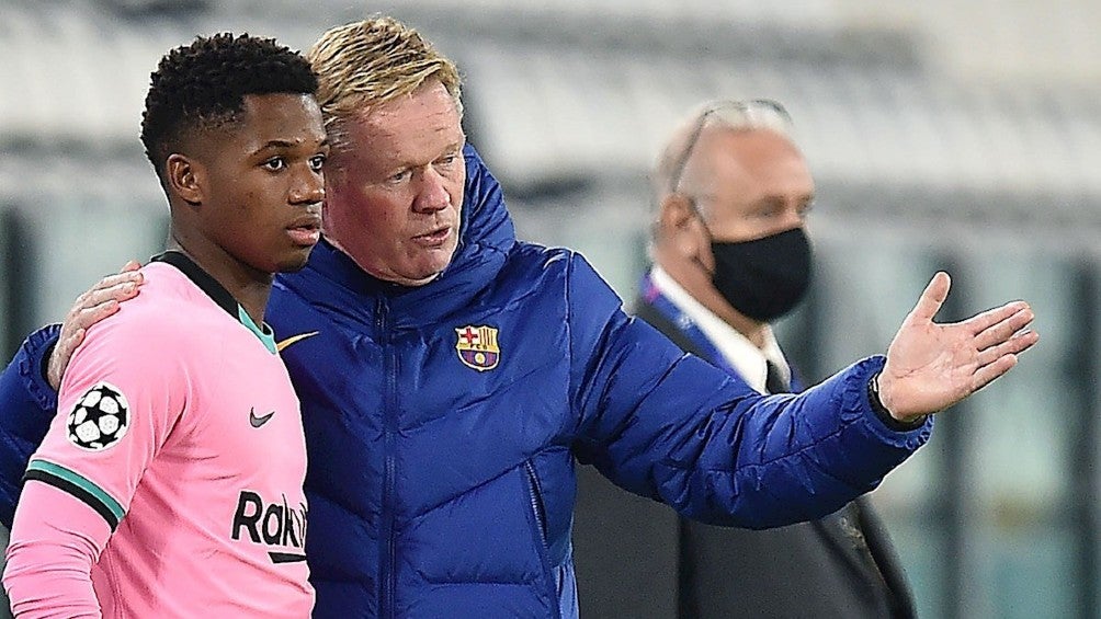 Koeman y Ansu Fati durante un partido del Barcelona