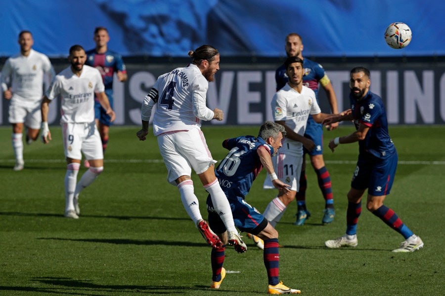 Sergio Ramos luego de rematar de cabeza buscando el gol para el Real Madrid