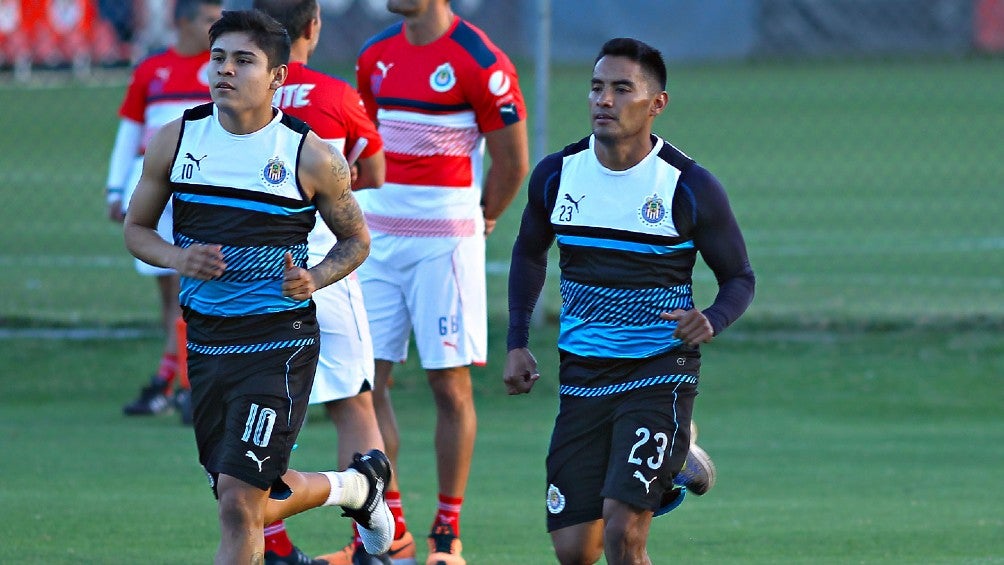 Vázquez y López durante un entrenamiento con Chivas