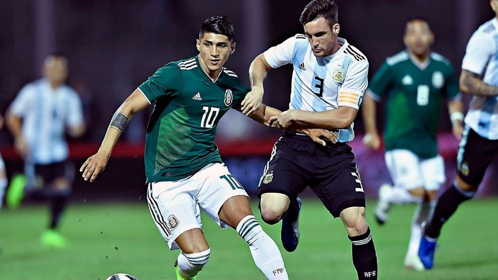 Alan Pulido en partido con la Selección 