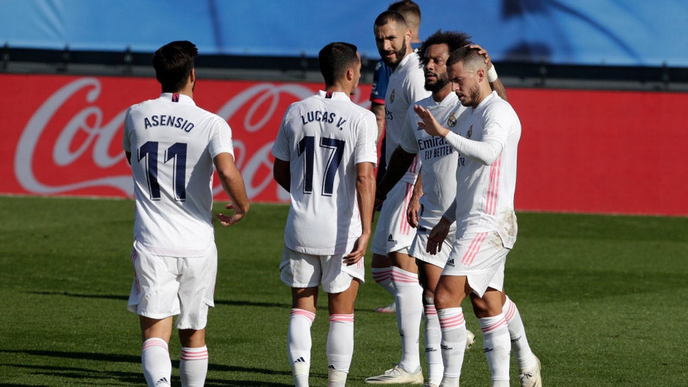 Eden Hazard, felicitado por sus compañeros tras su gol 