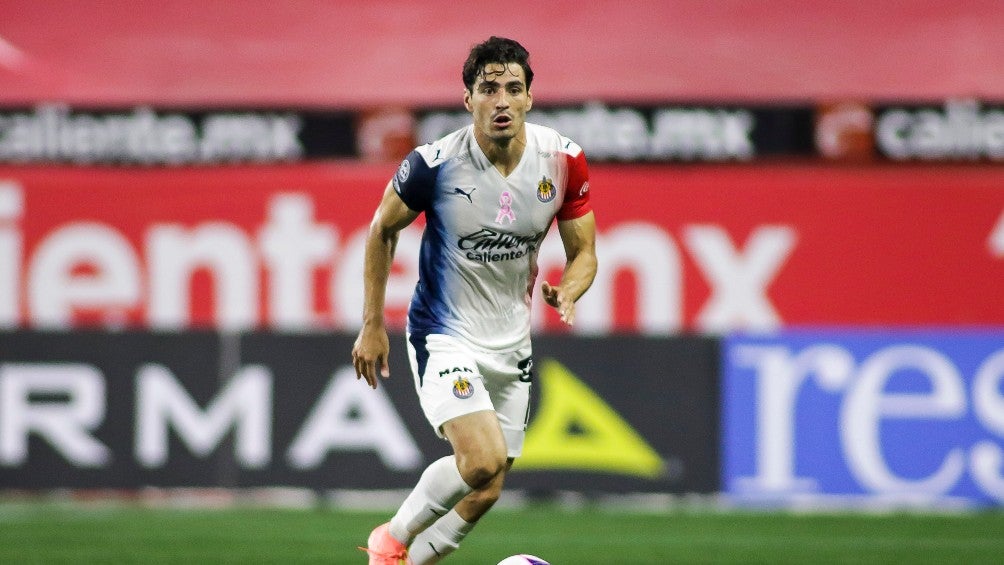 Antonio Briseño durante un partido con Chivas