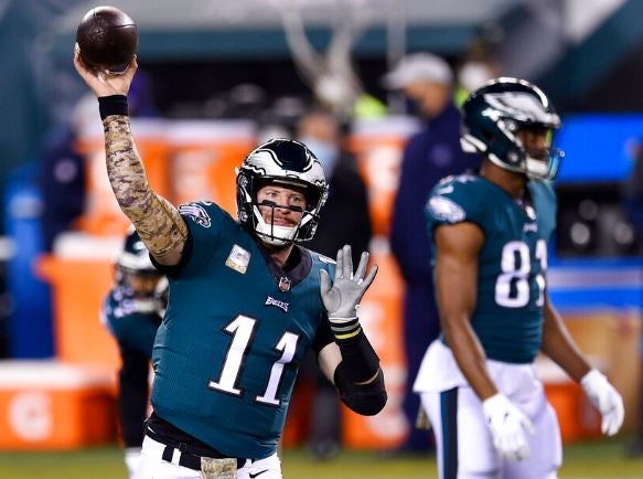 Carson Wentz lanza el ovoide