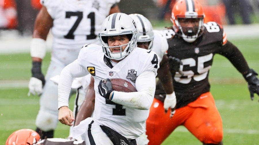 Derek Carr acarreando el ovoide ante los Browns