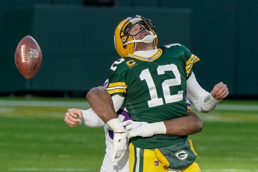 Aaron Rodgers capturado por la defensiva de los Vikings