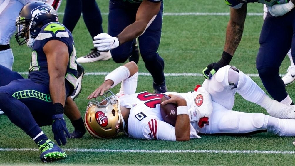 Jimmy Garoppolo se lesionó durante el partido 