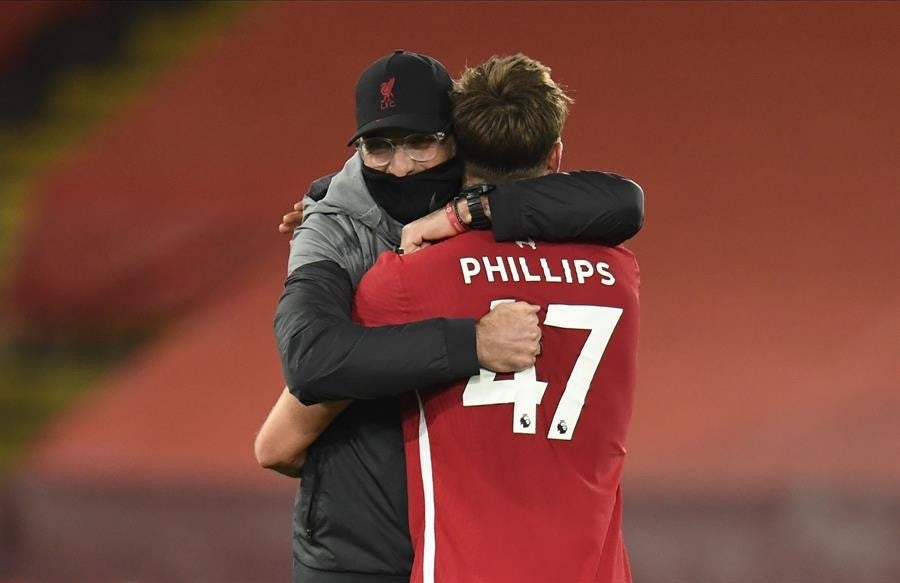 Klopp abraza a Phillips tras su debut