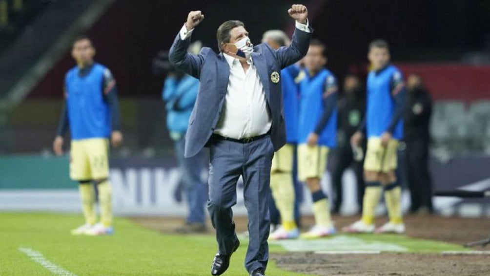 Miguel Herrera, técnico del América, celebrando