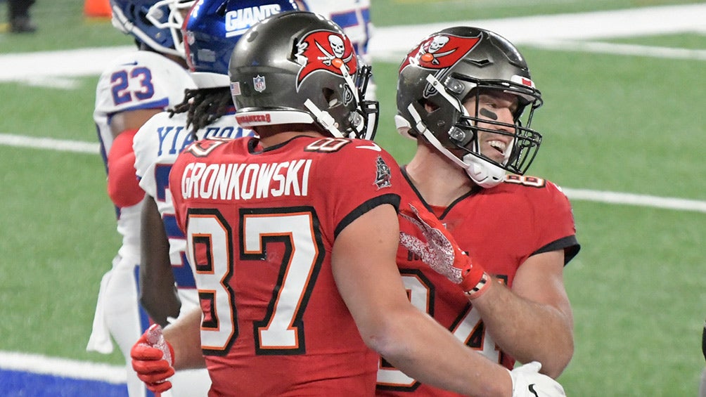 Gronk y Brate celebran un touchdown