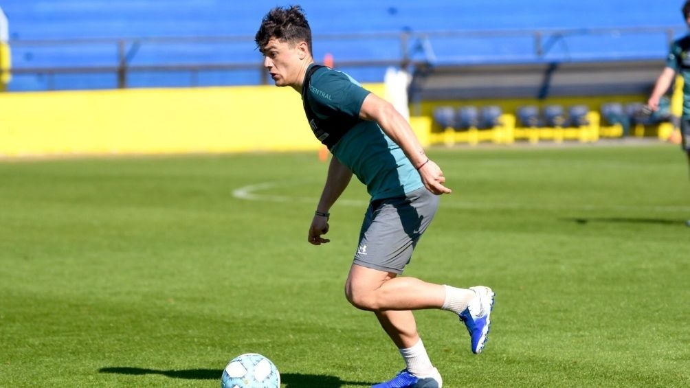 Luca Martínez en un entrenamiento con Rosario 