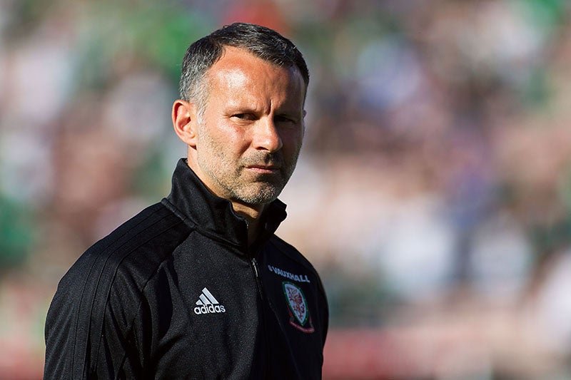 Ryan Giggs durante un duelo amistoso de Gales 