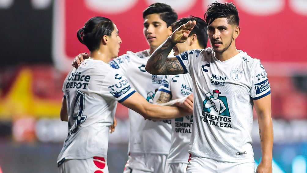 Víctor Guzmán celebra un gol con Pachuca