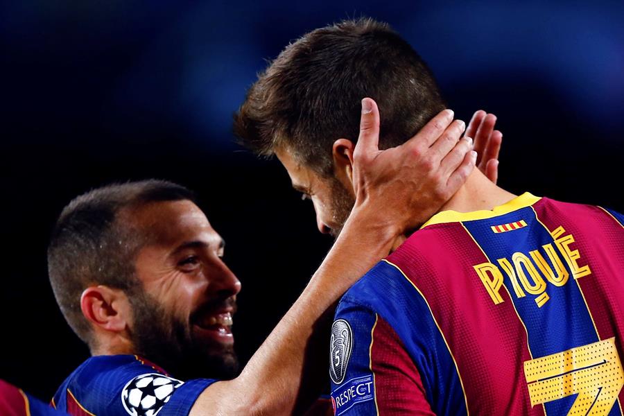 Piqué y Alba en el juego ante el Dinamo 