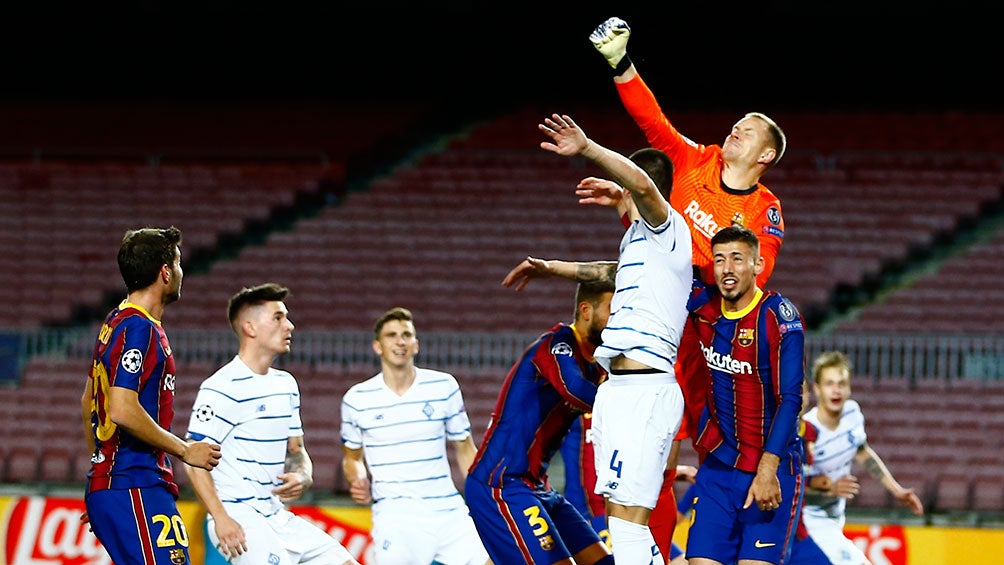 Ter Stegen pelea un balón