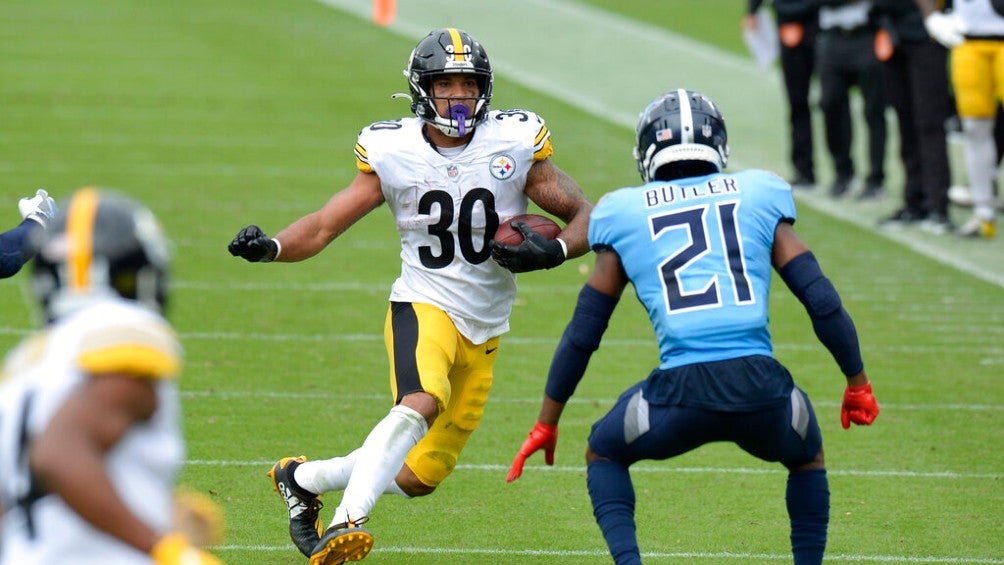 James Conner durante un partido con Steleers