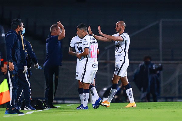 Jugadores de Pumas festejan un gol 