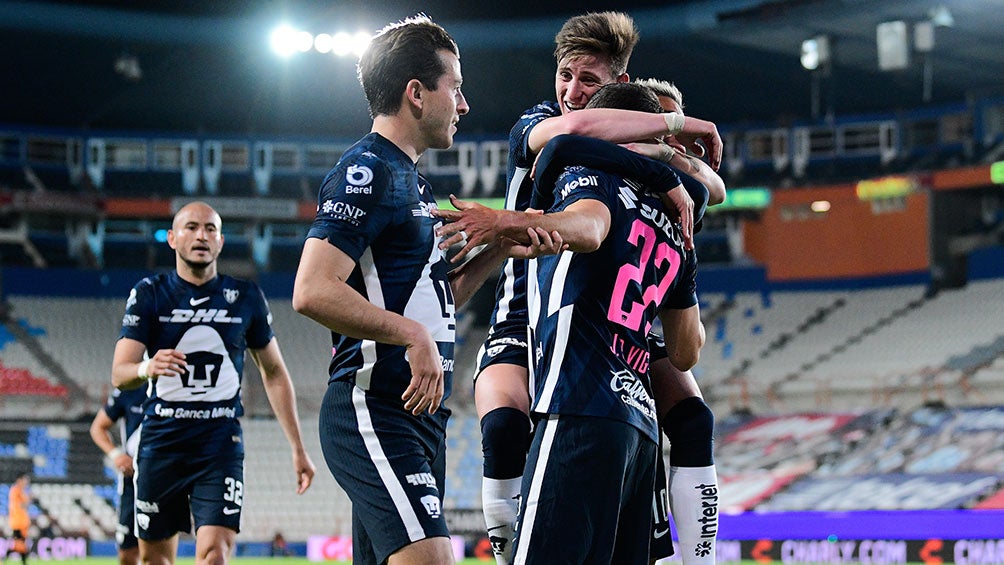  Facundo Waller y otros jugadores de Pumas festejan un gol