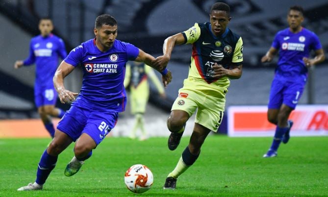 Andrés Ibargüen lucha por el balón en juego vs Cruz Azul