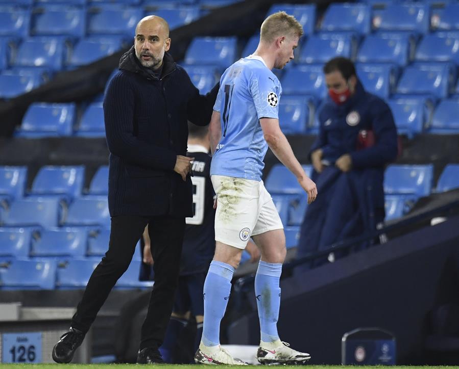 Pep Guardiola, estratega del Manchester City, con de Bruyne