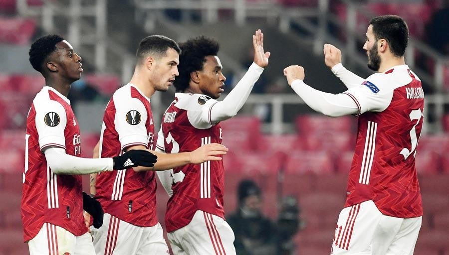 Jugadores del Arsenal celebrando gol vs Molde