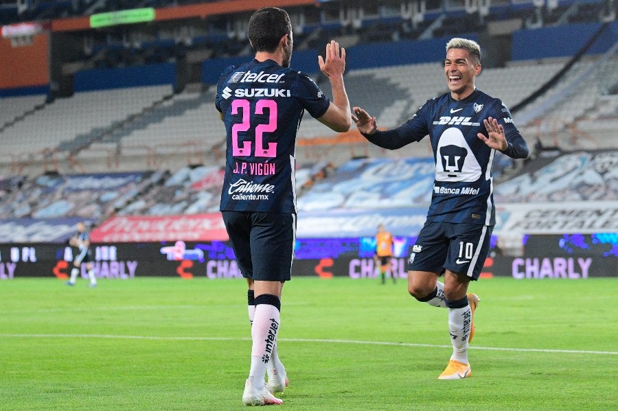 Favio Álvarez y Vigón celebrando un gol con Pumas